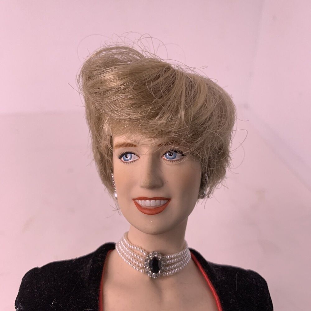 Franklin Mint Diana Princess of Charm Porcelain Dolll. With Ring And Necklace - Picture 6 of 6